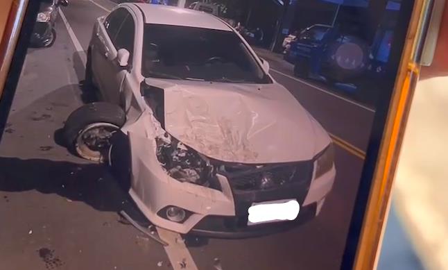 自小客「無預警右偏」連撞4車 駕駛下車猛晃疑精神恍惚