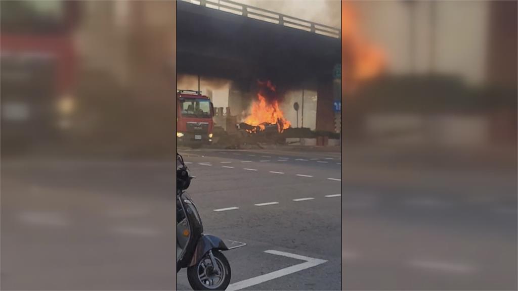 高雄民族陸橋下自撞「火燒車」 23歲酒駕男驚險逃出