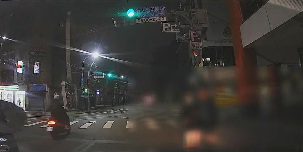 快新聞／70歲老婦深夜跌倒「子攔嘸車送醫」　新莊暖警神協助被讚爆