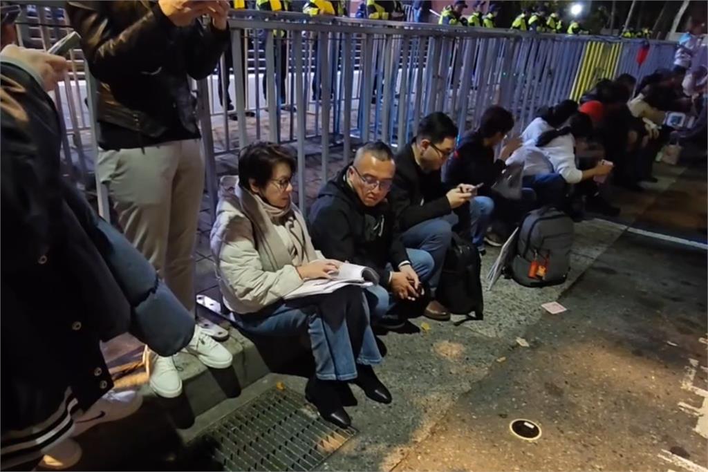 起訴柯文哲/民眾黨公職陸續抵達立法院 警方二度舉牌警告恐驅離