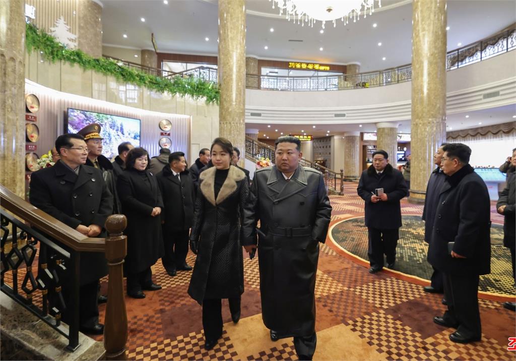 金正恩寵女如戀人！父女「貼身親暱照」罕見曝光⋯北韓人民冒死批：令人作嘔