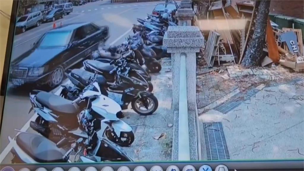 高雄騎士急剎閃避路人遭追撞 台南駕駛撞9機車肇逃