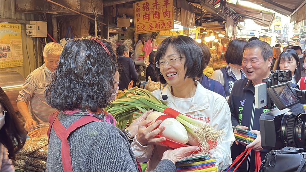 快新聞/真沒set!蘇巧慧永和掃市場夯到爆 3攤商接力送鳳梨、菜頭、肉粽