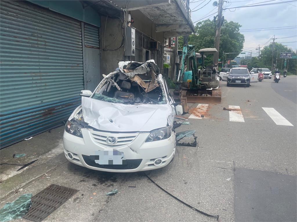 快新聞／夫妻口角後喝酒誤事！桃園男開怪手砸爛汽車　路過女騎士看傻眼