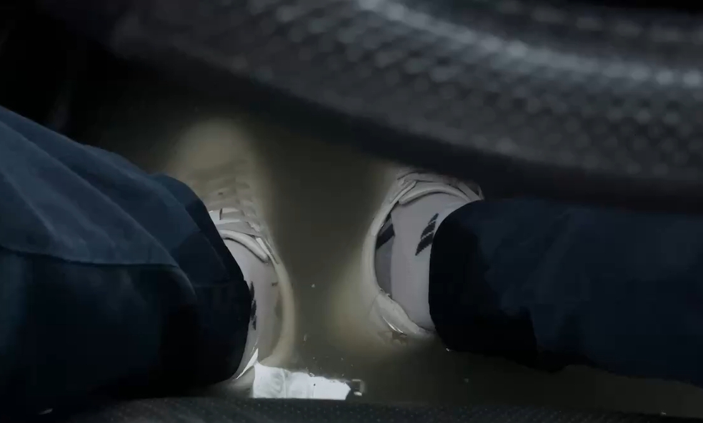 快新聞/高雄馬路變河流!轎車開一半拋錨還進水 車主急喊:阿彌陀佛