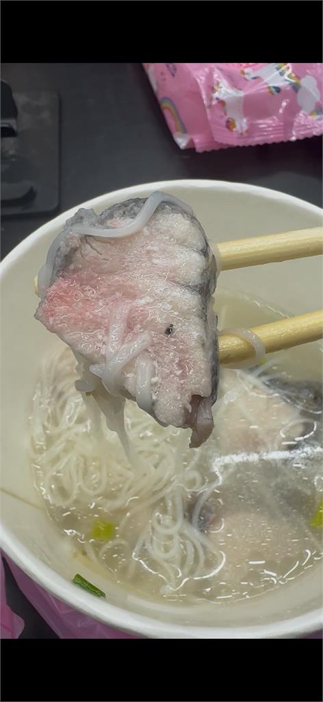 鱸魚麵線吃到「嫩粉色魚片」　業者認：還沒煮熟就出鍋