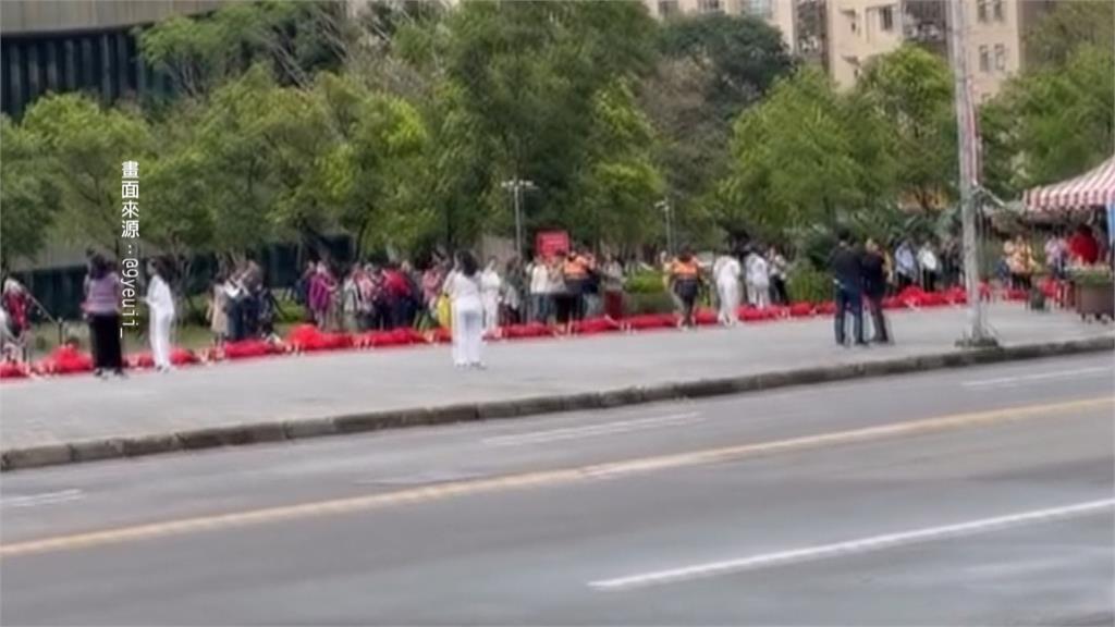 桃園藝文特區驚見紅衣人「集體拜跪」　網驚：邪教儀式嗎？