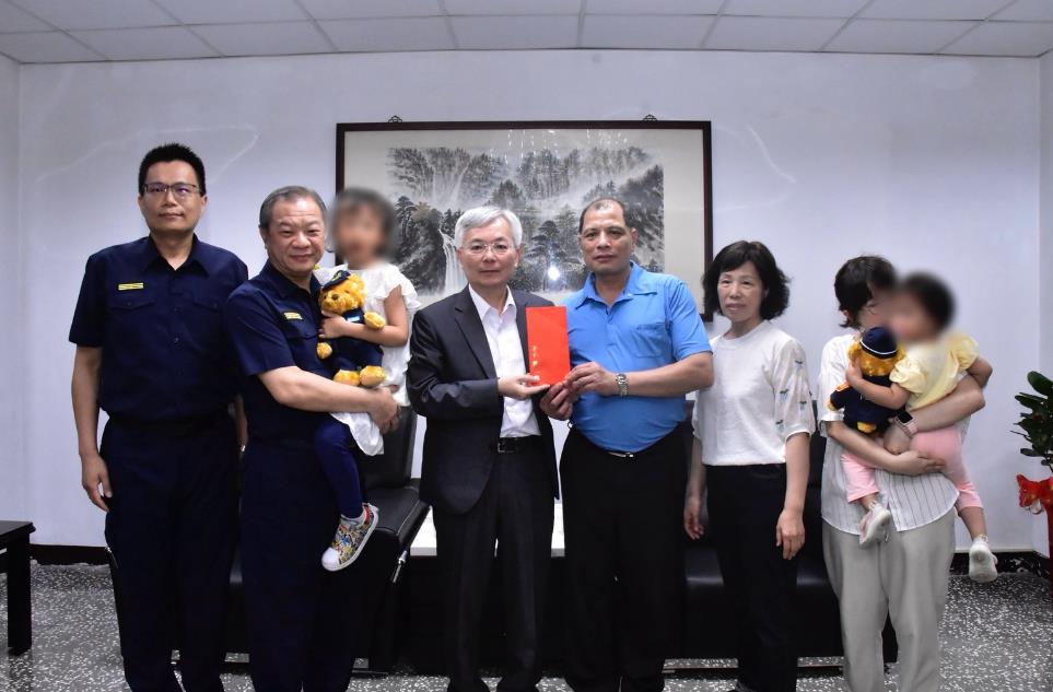 「天使爸爸警察節快樂!」劉宗鑫幼女塗鴉思念惹淚 署長慰問遺眷表致敬