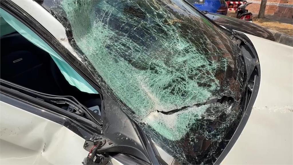 新竹湖口轎車自撞電線桿翻覆 3人噴飛1死2傷