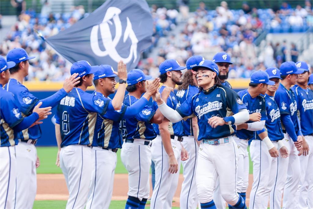 快新聞/侯友宜震撼表態!支持台灣職棒「這支球隊」 現身球場親自力挺