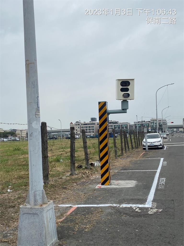 高雄奇葩停車格「正中央卡1根」!網tag陳其邁 交通局火速出手