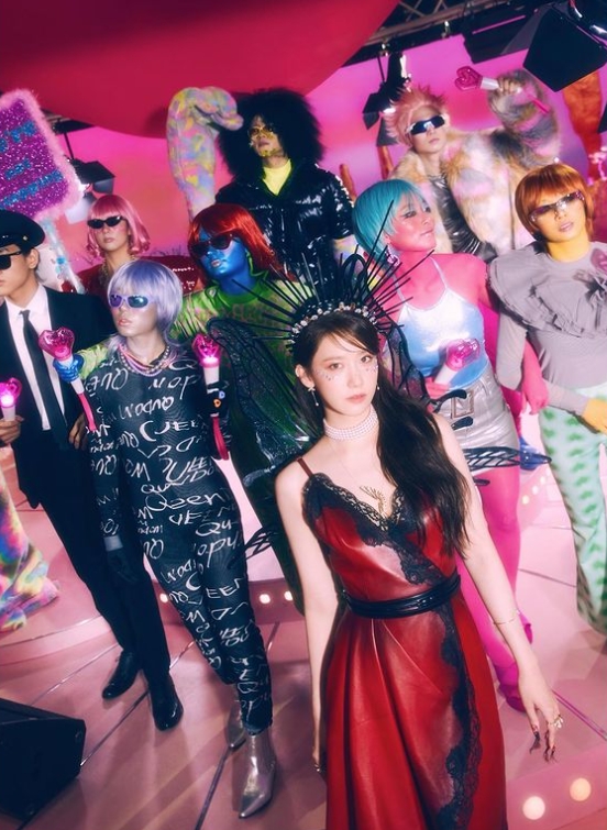 潤娥戴「浮誇外星頭飾」展現女王風範　顏值天花板震撼50萬粉絲