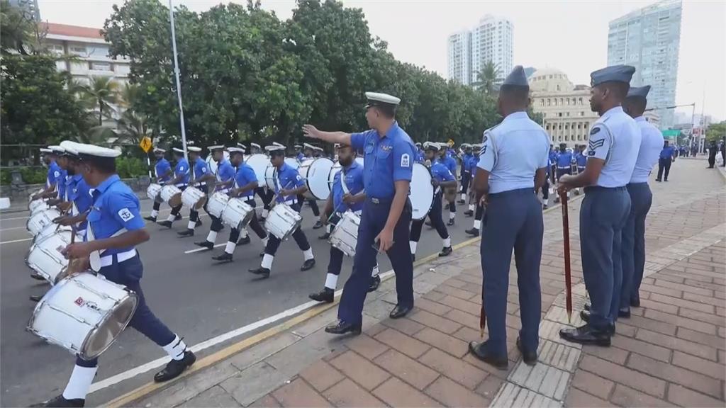 斯里蘭卡獨立日彩排出意外 2名傘兵繩索纏住墜地
