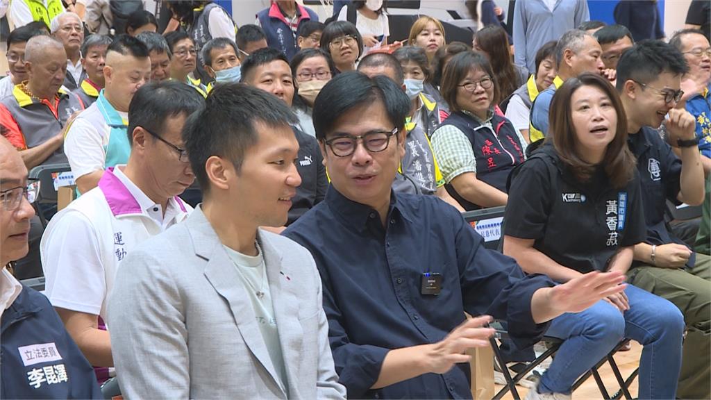 李洋"立院罰站"後首公開活動　聽陳其邁悄悄話"終於笑了"