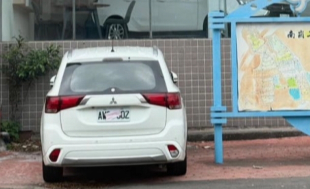 誇張! 車輛違停占人行道 「口罩遮車牌」逃取締?