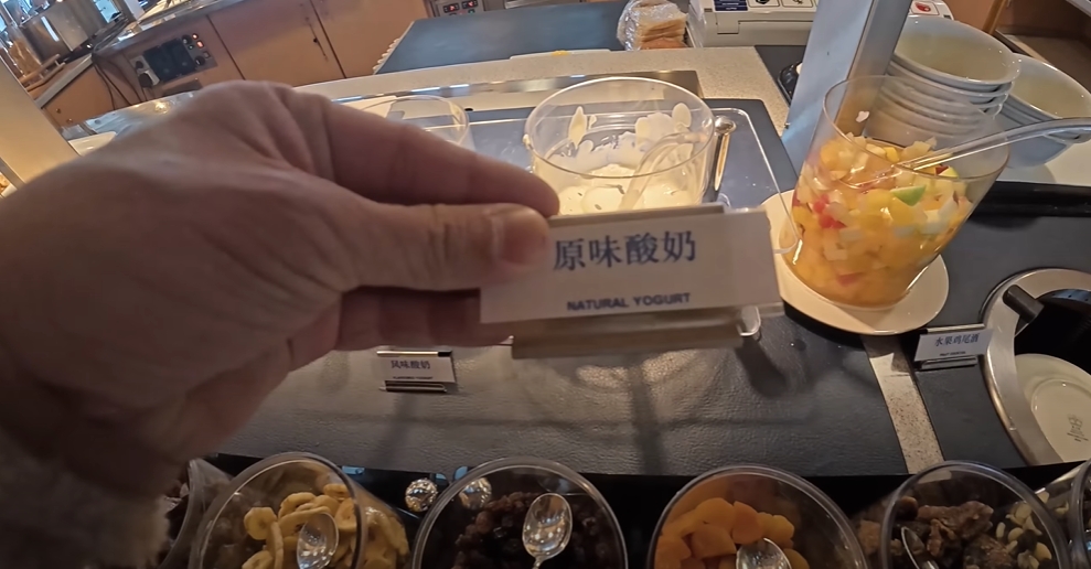 阿滴出國見酸奶嗆「聽起來沒很好吃」下秒捲舌幫正名!網嗨:100%台灣人