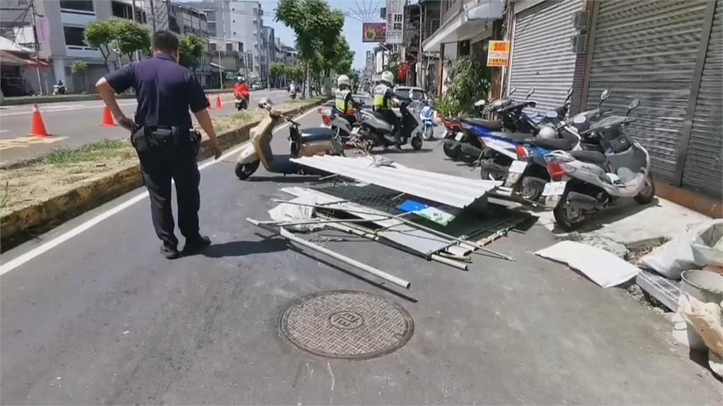 嘉義午間突現強陣風 女騎士遭工地圍籬砸傷