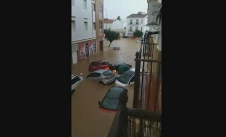 暴雨襲擊南西班牙釀洪災　多地道路成「車河」車主痛心　