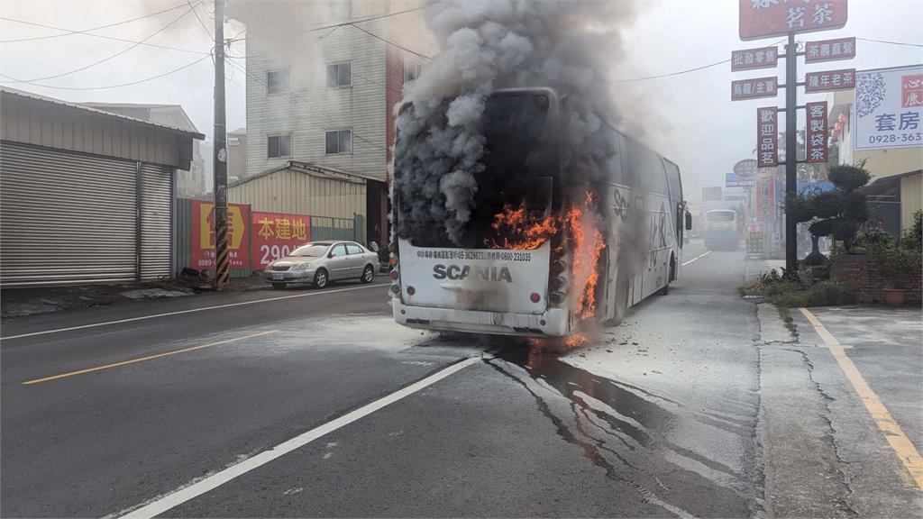 遊覽車不明原因冒煙起火 40名乘客驚險逃出無人傷亡