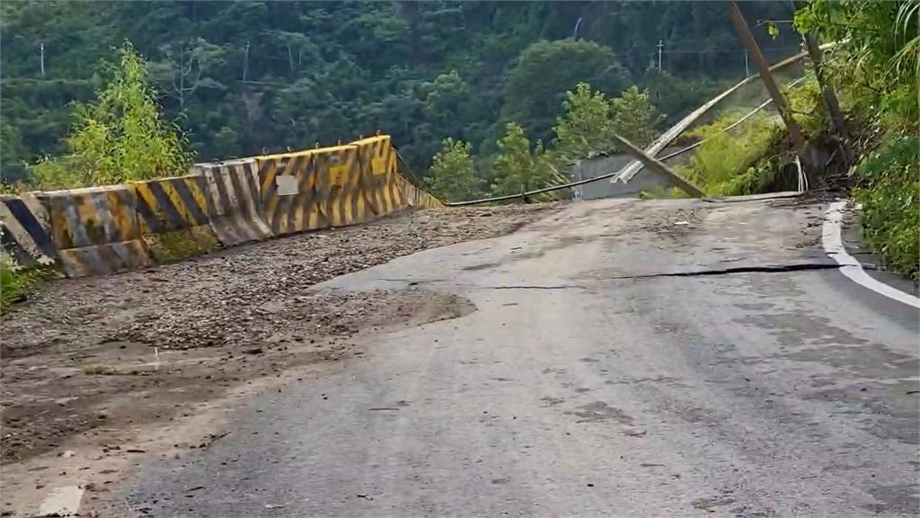 快新聞／直擊力行產業道路崩塌瞬間！　柏油路、護欄整片消失