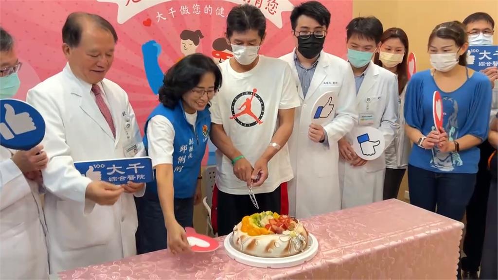 苗栗「正義哥」護童遭刺傷順利出院 啦啦隊女神檸檬驚喜探望