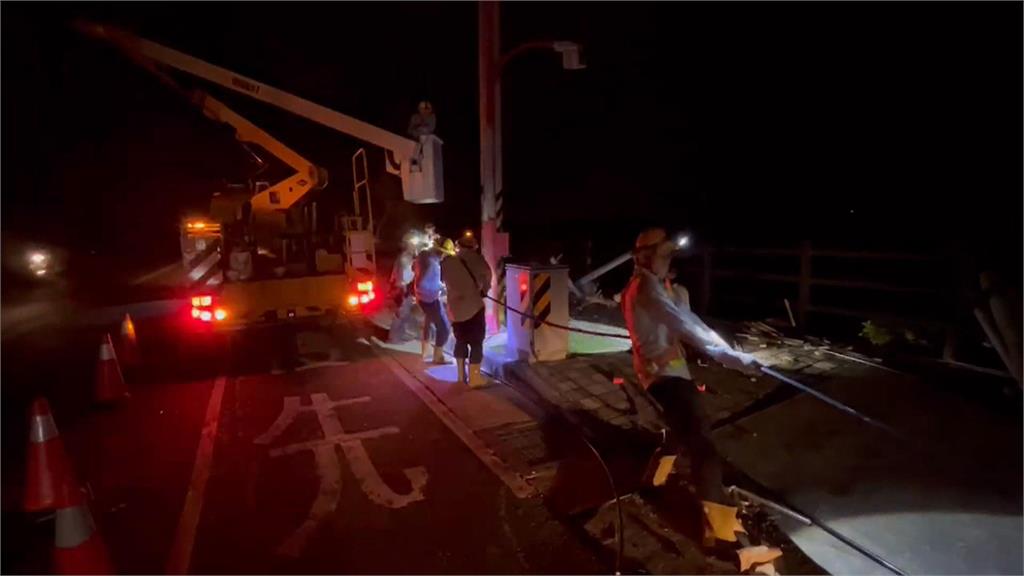 颱風天台電無名英雄「漏夜搶修」　路邊摸黑吃便當畫面動容