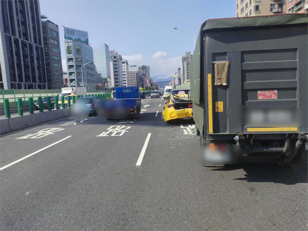 快新聞／北市建國高架3車事故　3男1女受傷送醫