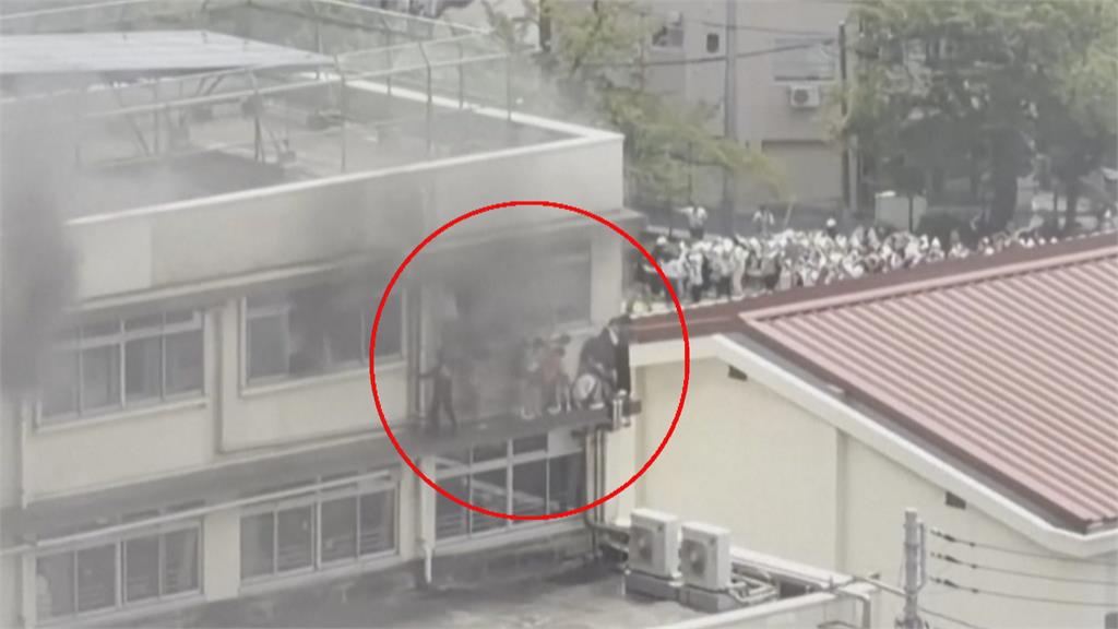 日本東京小學起火竄濃煙 11人嗆傷骨折送醫