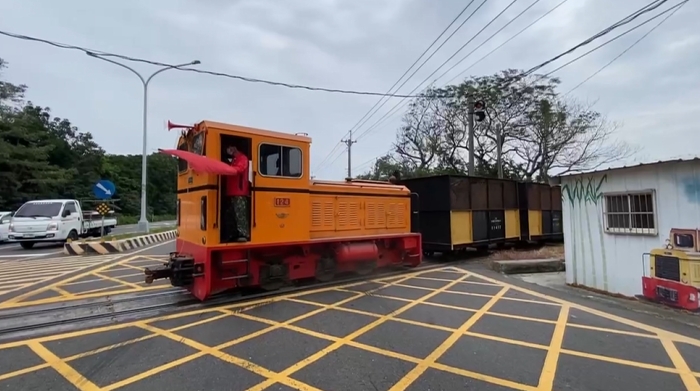 全台唯一五分車運載甘蔗入虎尾糖廠 展開製糖期