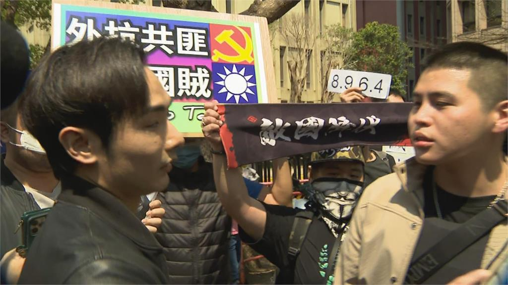 八炯被亞亞點名!想對質竟「遭警壓制」下秒見中天記者秒酸:勸你回頭是岸