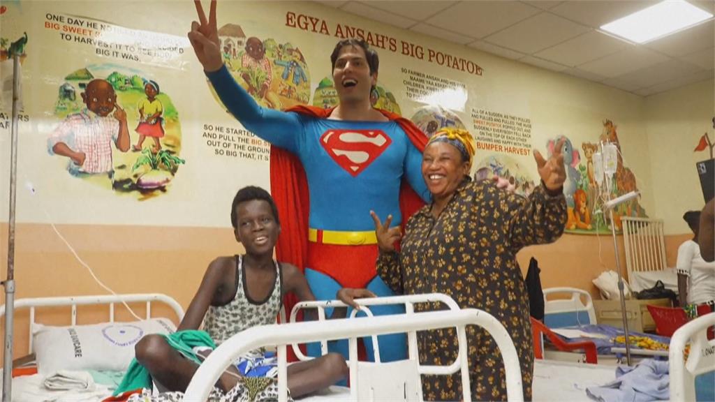 巴西律師化身「超人」　跨海到非洲探望罹癌病童