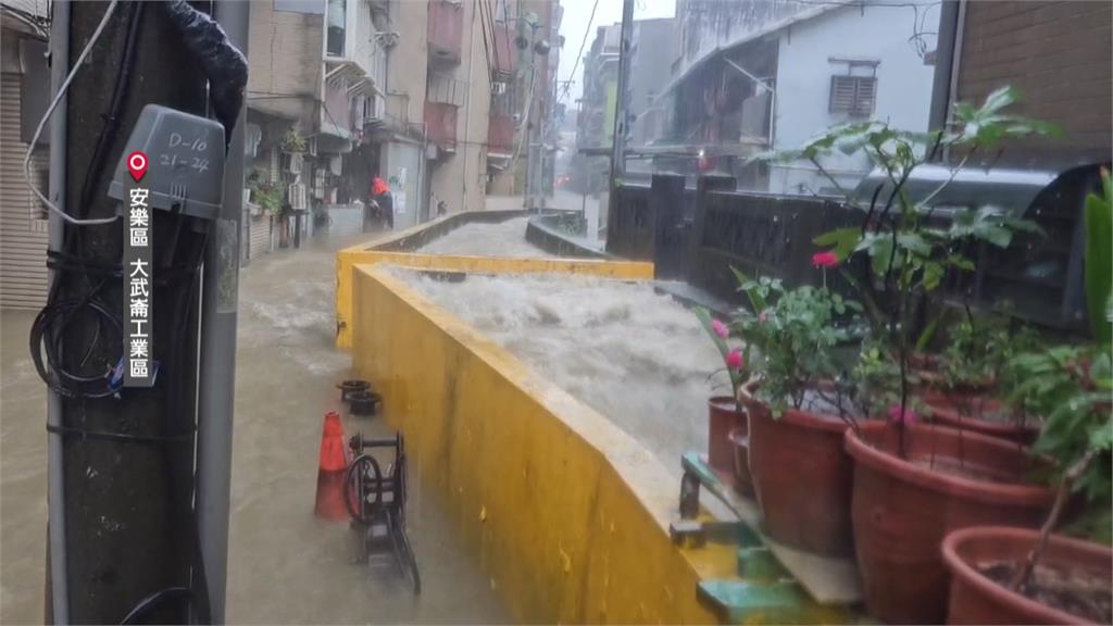 雨炸基隆！基金一路成泥河「車險滅頂」　大武崙溪暴漲溢堤