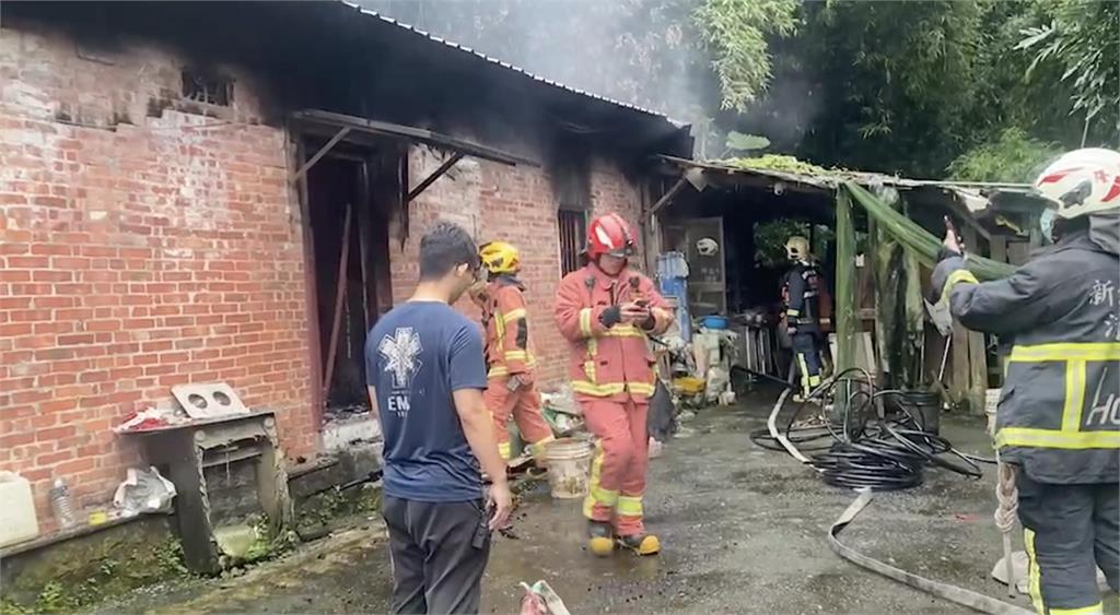 快新聞／新北三峽平房冒白煙　消防人員到場客廳發現1焦屍