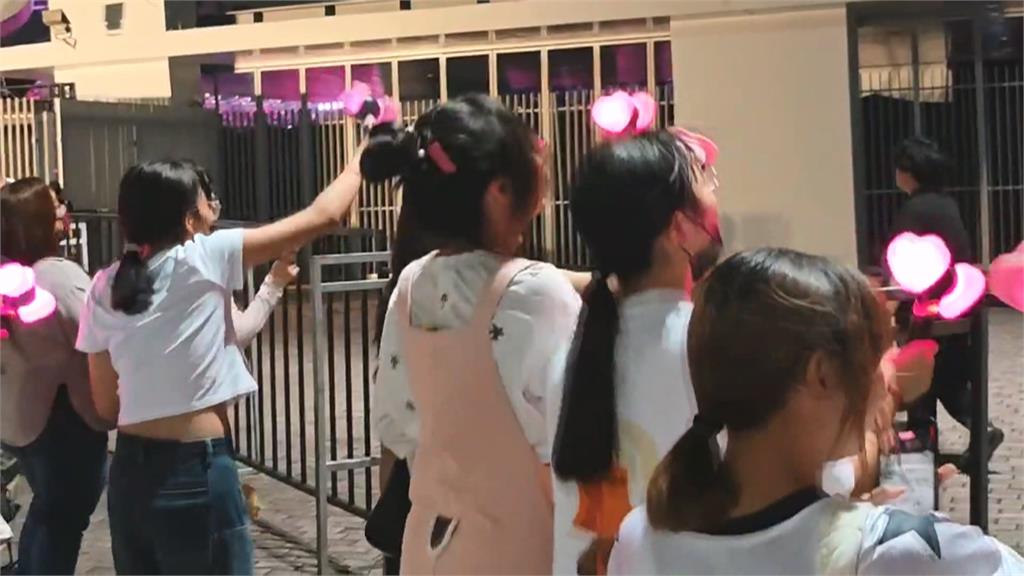 BLACKPINK高雄開唱"6.5萬人湧入" 陳其邁親監督散場交通