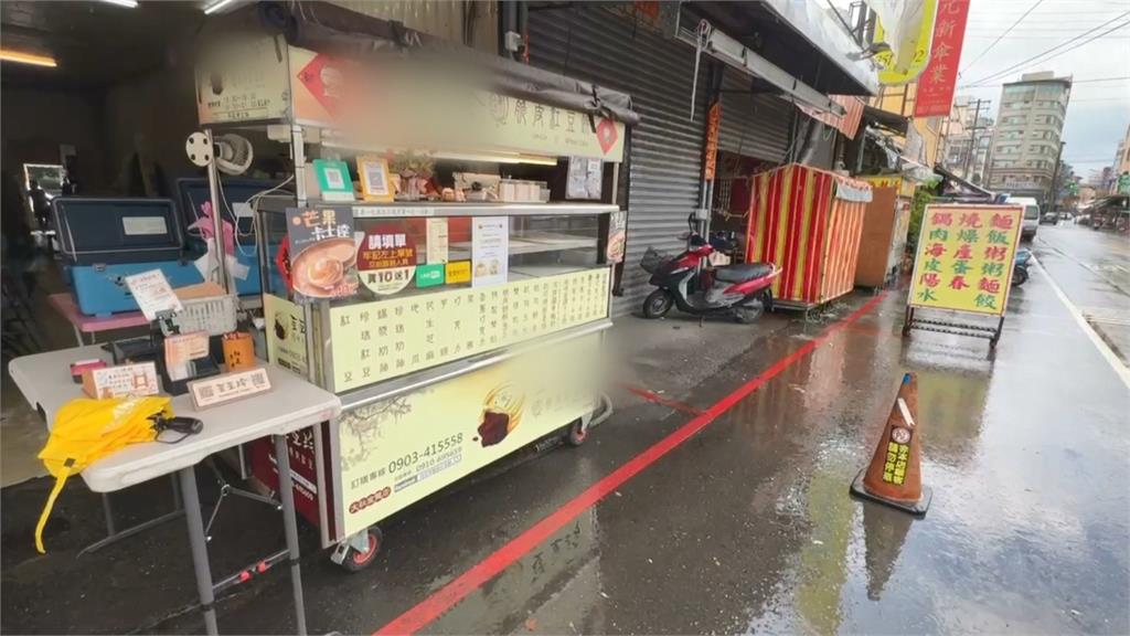 嚇人! 招牌迎面飛來砸攤 紅豆餅攤闆娘"神反應"被讚爆