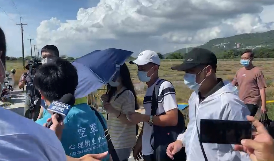 快新聞/飛官徐大鈞殉職!家屬悲痛認屍 徐母難忍悲傷掩面落淚