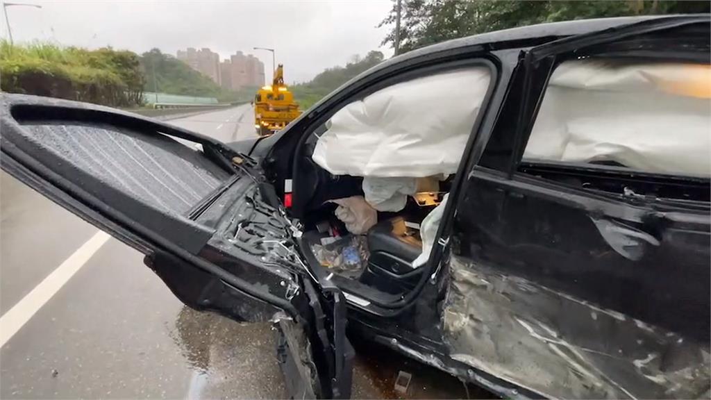 休旅車自撞護欄釀一死！　三人拋飛車外、男子受傷酒測值1.2