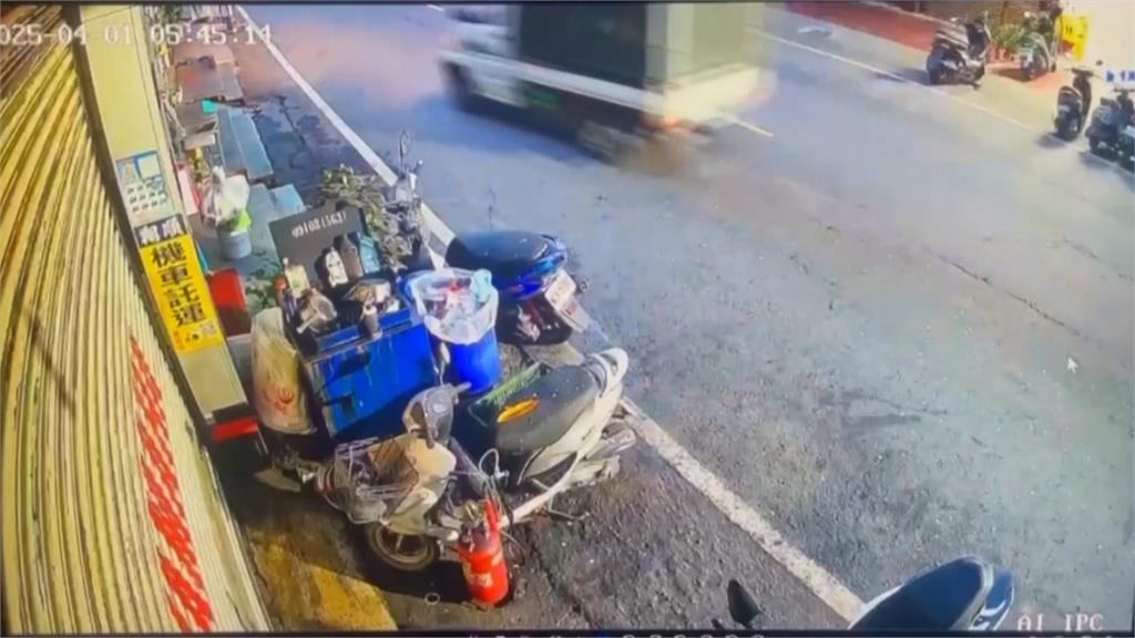 高雄女清晨開車突暴衝撞壞路邊攤 疑精神不濟釀禍