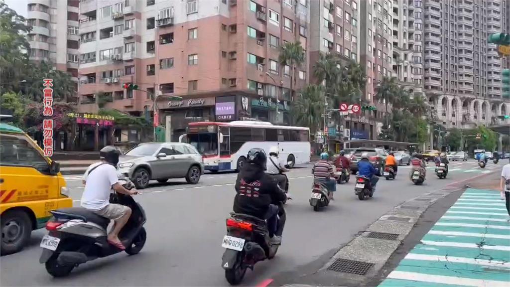 不要命! 男子喝醉"路中攔車" 駕駛猛按喇叭急閃避