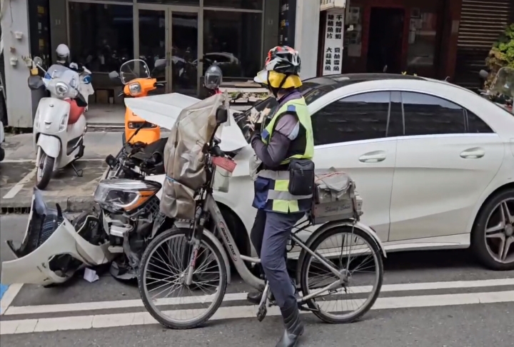 撞爛白色賓士車停路邊近一個月　詭異昨天才剛過戶