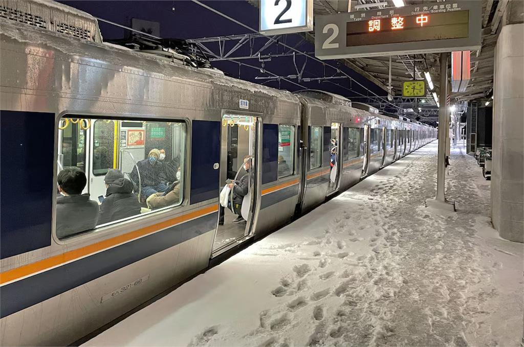 冷氣團發威!北海道大雪紛飛 釀逾60架次航班停飛、270間學校停課