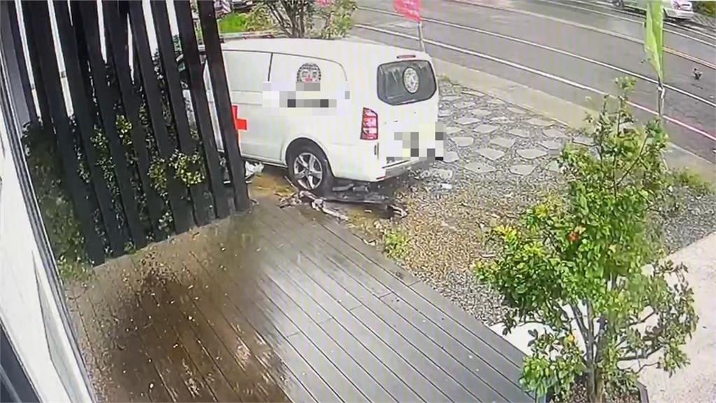 暴雨2車對撞! 救護車撞進接待中心、轎車翻一圈共3傷