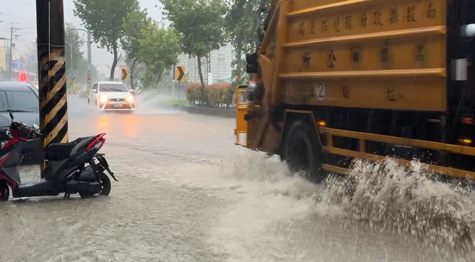 暴雨轟炸一級警戒　南投名間「馬路秒變泥河」淹水