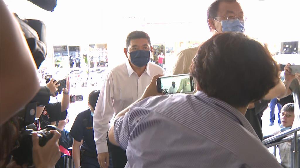 快新聞/NONO涉性侵6女! 首度開庭穿白襯衫、戴口罩現身了