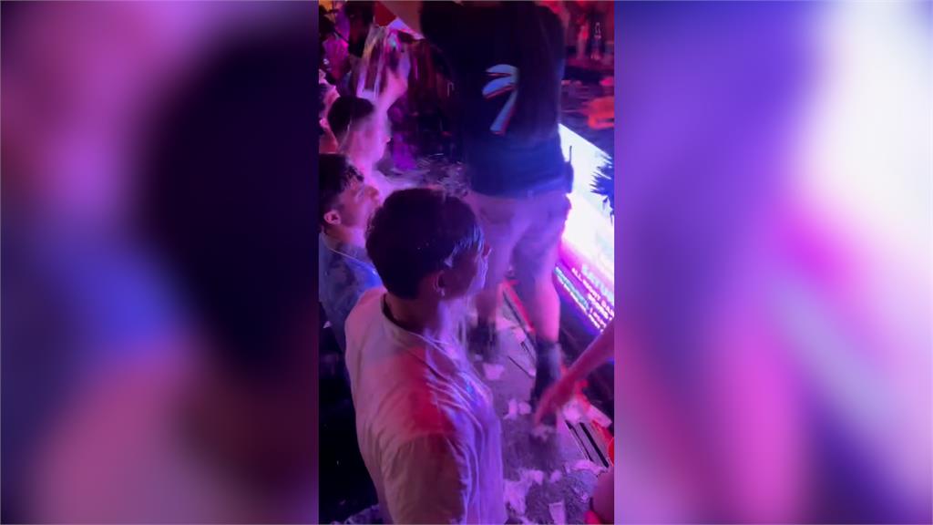 一晚吸金近20萬！正妹當眾給啪啪兩聲　提供「特殊服務」獲好評
