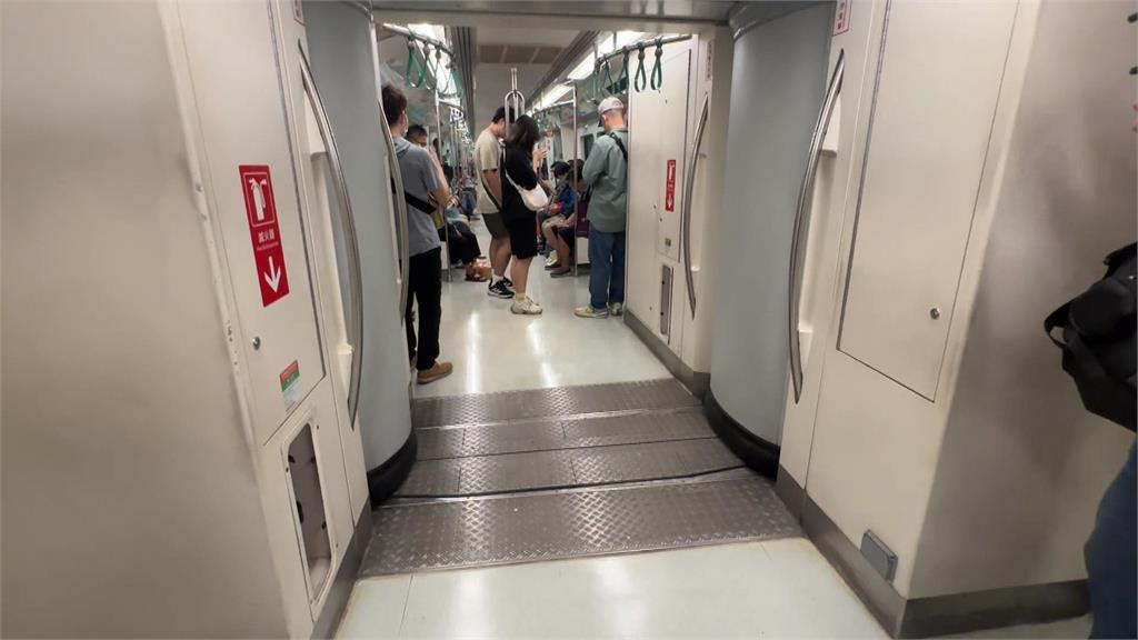 學生騎單車高捷「耍特技」？　擋連通道雙手放開遭PO網