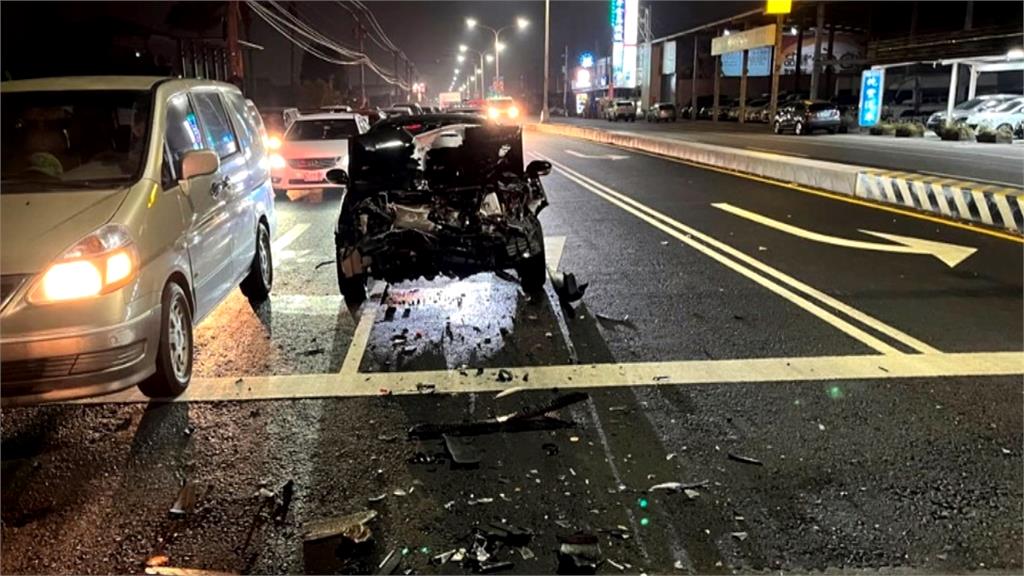 雲林停等紅燈遭後車追撞！　肇事駕駛稱「頭暈失控」釀三人受傷
