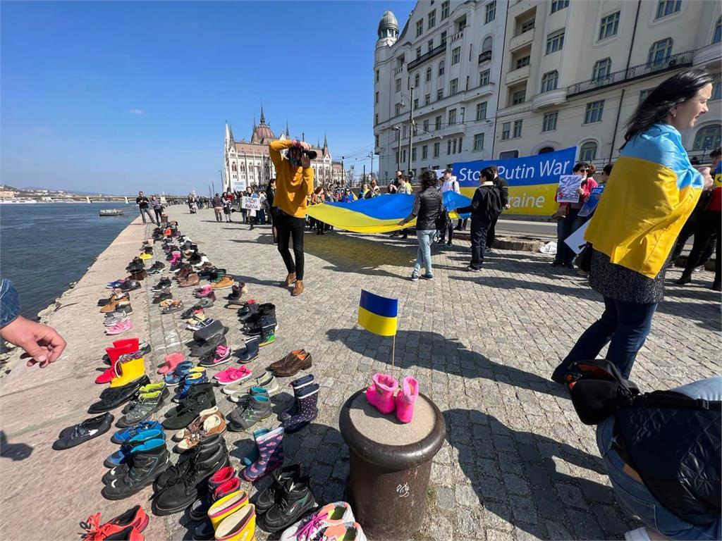 匈牙利悼念「馬立波劇院」罹難者　多瑙河畔擺上300雙鞋子聲援烏克蘭