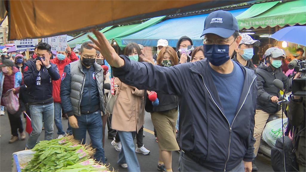 市場催票握手請託 趙少康最後衝刺被民眾比「打叉」