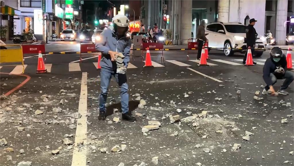 台南林百貨外牆大批磁磚掉落 砸中路邊車輛幸無人傷